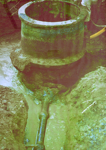 掘り出された井側、給水管は土管